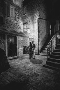 黑白一拍美丽的浪漫情侣晚上在老城街接吻图片