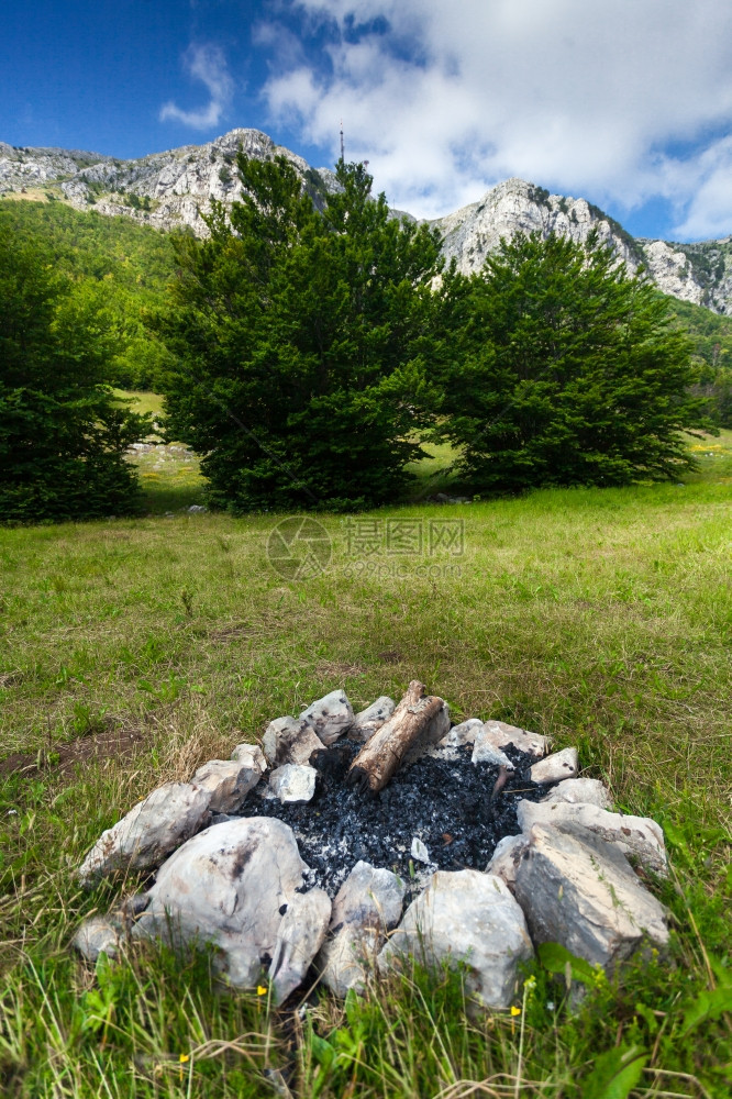 高山景观和森林中扑灭的营火图片