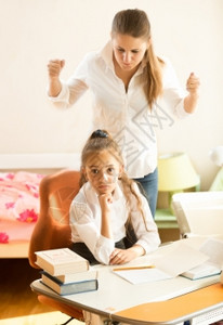 愤怒的母亲肖像向做功课的女儿发誓图片