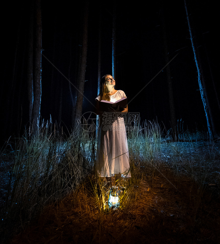 在黑暗的森林里读着大魔法书的睡衣美女神秘的一张照片图片