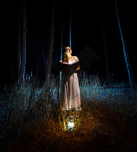 在黑暗的森林里读着大魔法书的睡衣美女神秘的一张照片图片