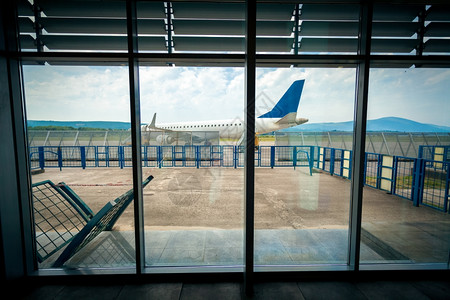 从机场航站楼内可以看到跑道上的飞机图片