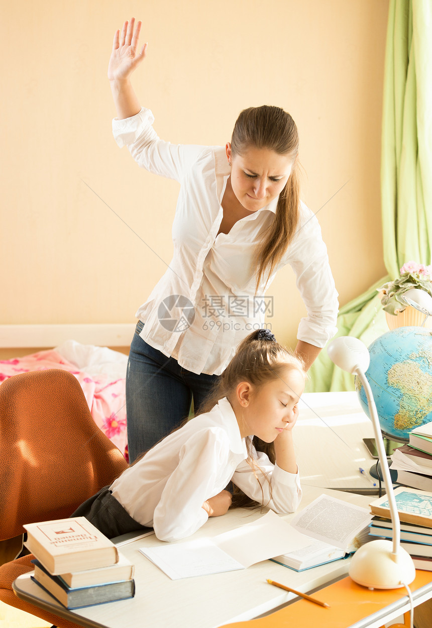 愤怒的母亲在做功课时给女儿上套小便的让女儿在做功课时睡觉图片