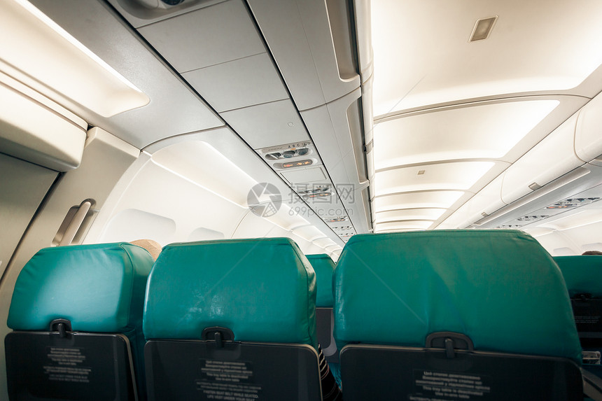 机舱内的一排座椅图片