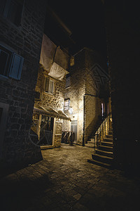 黑山古城布德瓦街的美丽夜景图片