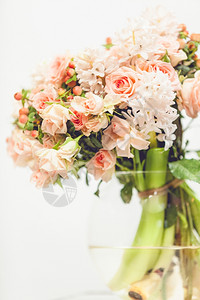 玻璃花瓶中小粉红色朵的近贴照片图片