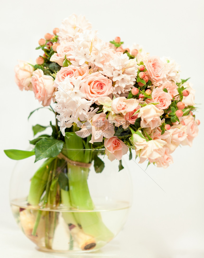 玻璃花瓶中美丽的鲜粉红色图片