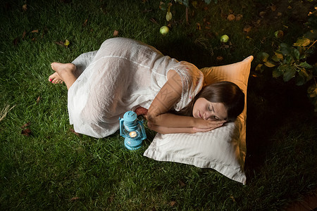晚上睡在花园的女人图片