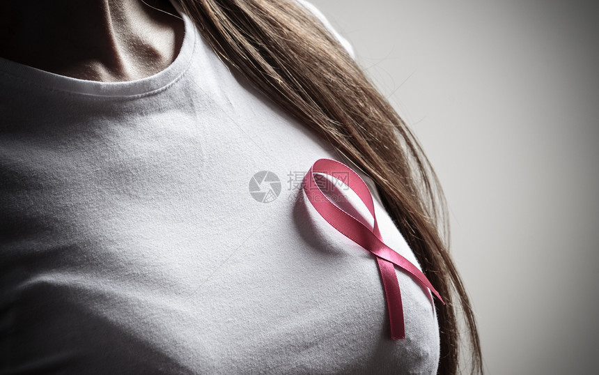 保健医药和乳腺癌认识概念关闭妇女胸腔上的粉色章丝带以支持乳腺癌病因图片