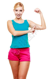 年轻女子运动青年显示她的肌肉被孤立在白色上图片