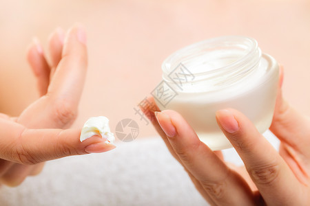 皮肤护理女人照顾干燥的皮肤女手中的润滑奶油分离美容治疗图片