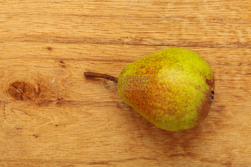 旧木制餐桌背景的梨果健康食品有机营养图片