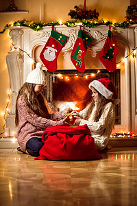 两个小女孩争着要带圣诞礼物的盒子图片
