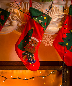 挂在壁炉上的红色圣诞丝袜近贴照片图片