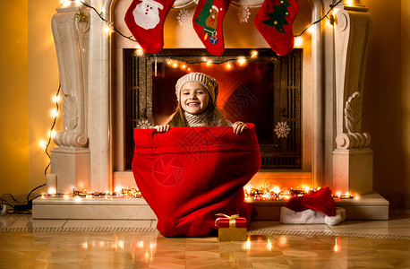 小女孩坐在大红袋里房间装饰圣诞图片