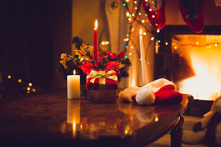 彩盒素材圣诞节前夕燃烧蜡烛壁炉和礼品盒的背景