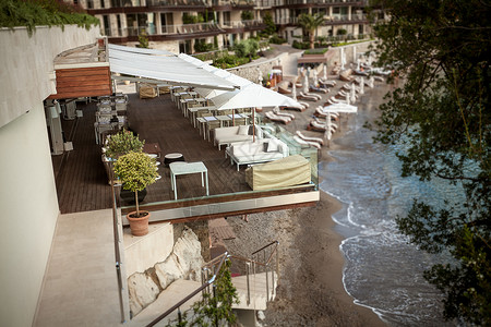 地中海悬崖上有露台的餐厅美景图片