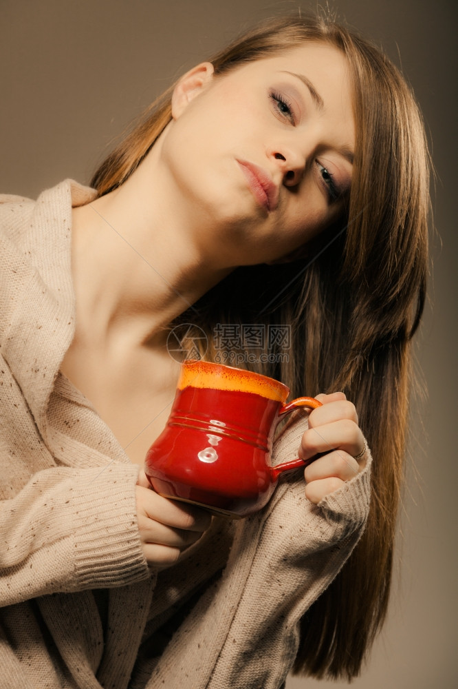 喝热饮沉睡的姑娘拿着一杯茶或咖啡穿着暖毛衣的女人自己暖身子图片
