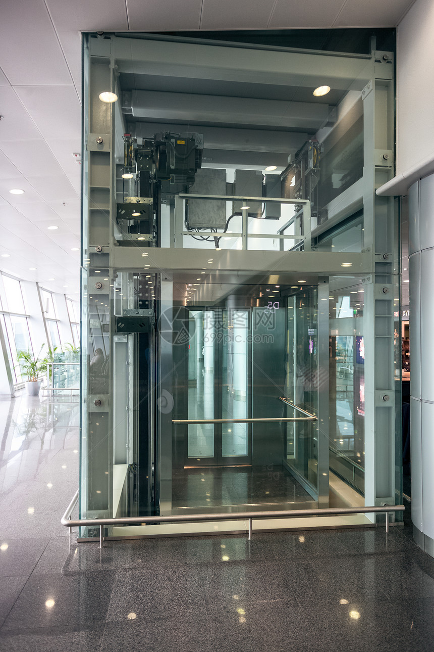 机场终端玻璃电梯内部镜头图片