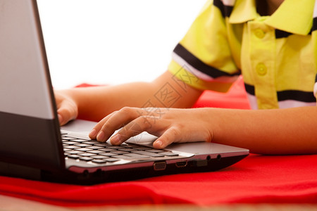 教育学校技术和互联网概念使用笔记本电脑的小学生男孩图片