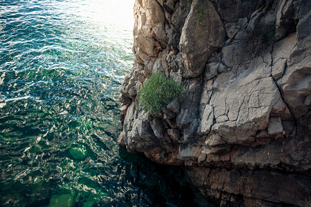 深蓝海中高悬崖的美丽景色图片