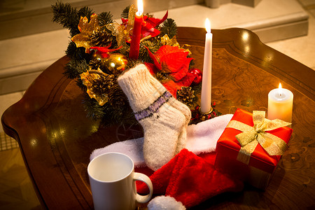 用蜡烛装饰的桌子和圣诞节装饰品图片