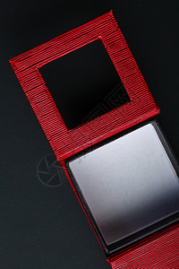 深底的红黑色矩形环首饰盒图片