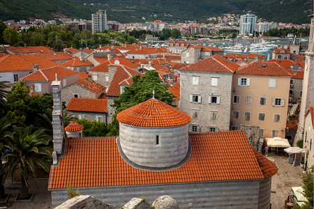 古老的布德瓦市黑山有红色的瓷砖屋顶和大正统图片