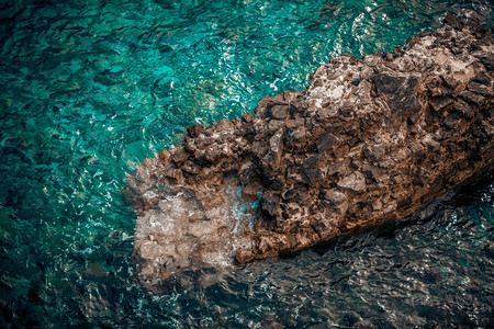 海中大悬崖的美丽景色图片