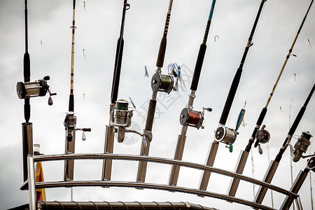 船上一排渔棍的近照片图片