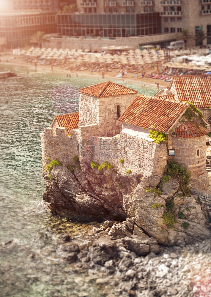 古城堡的美丽景色在阳光明媚的白天站在海边悬崖的高上图片
