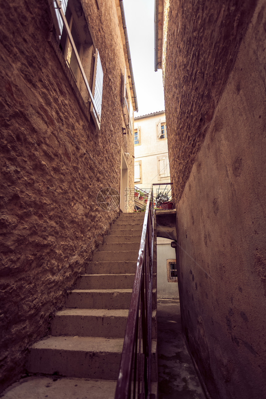 旧窄街上大楼梯的胶合照片图片