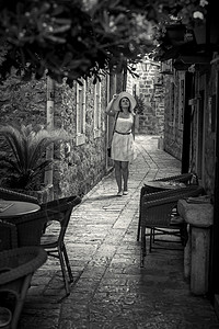 黑白相片优雅女子站在旧街上的照片图片