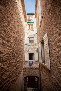 地中海城市内古老狭窄街道的美景图片