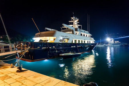 在夜间港口停泊的豪华私人游艇美丽景色图片