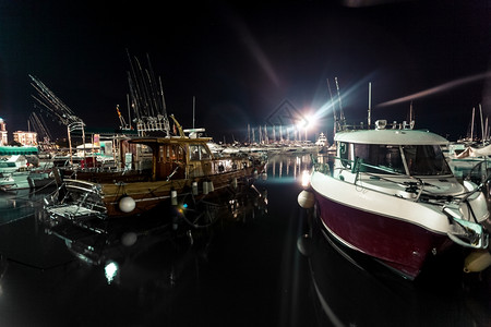 在海港停泊的木船和机动只的美丽夜拍图片