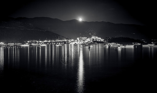 满月的黑白光照耀着山岳城市和海洋图片