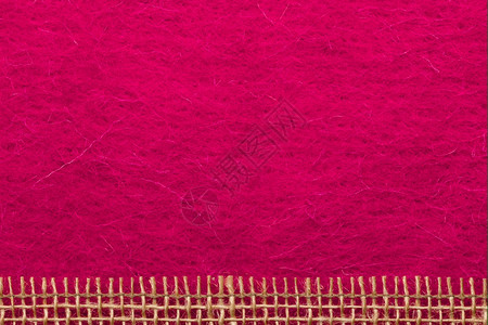 由粉红色纺织品背景上粗糙的布蓬绳网状形成的边框或高清图片