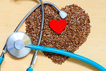 饮食保健与检查概念原始的麻籽菜心形和听诊器预防心脏病的健康食品图片