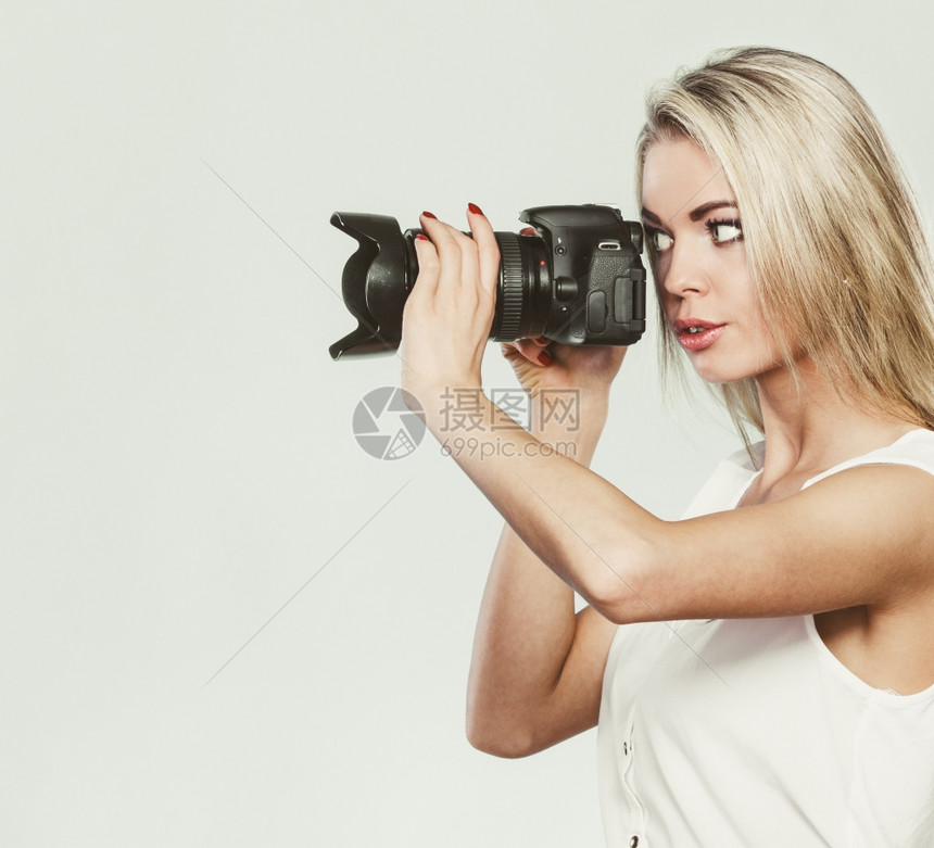 摄影女师拍图片有吸引力的金发美女用照相机拍图片
