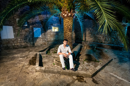 晚上坐在街大棕榈下坐在街上图片
