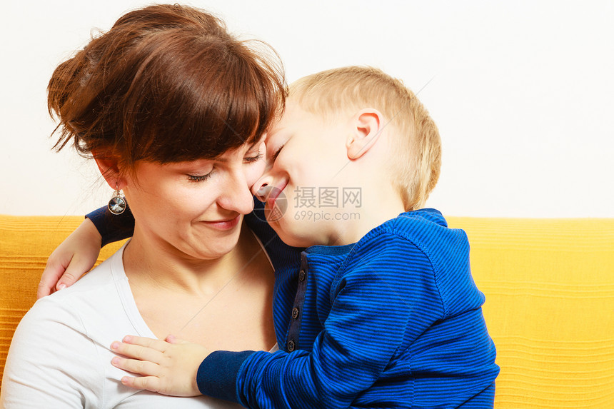 金发男孩子拥抱着母亲表达温柔的感情图片