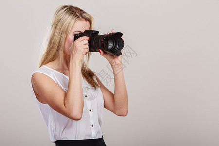 摄影师女孩拍图像迷人的金发美女拿着相机拍照图片