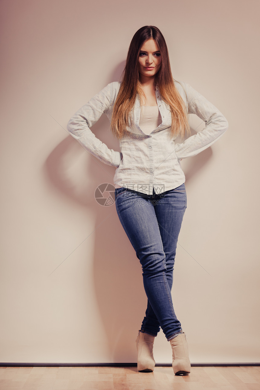 时装年轻长头发时装女牛仔裤衬衫全身过滤照片中的女模特图片
