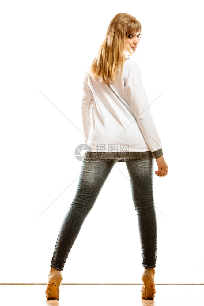 时装和人的概念穿着牛仔裤全身的妇女着高跟鞋图片