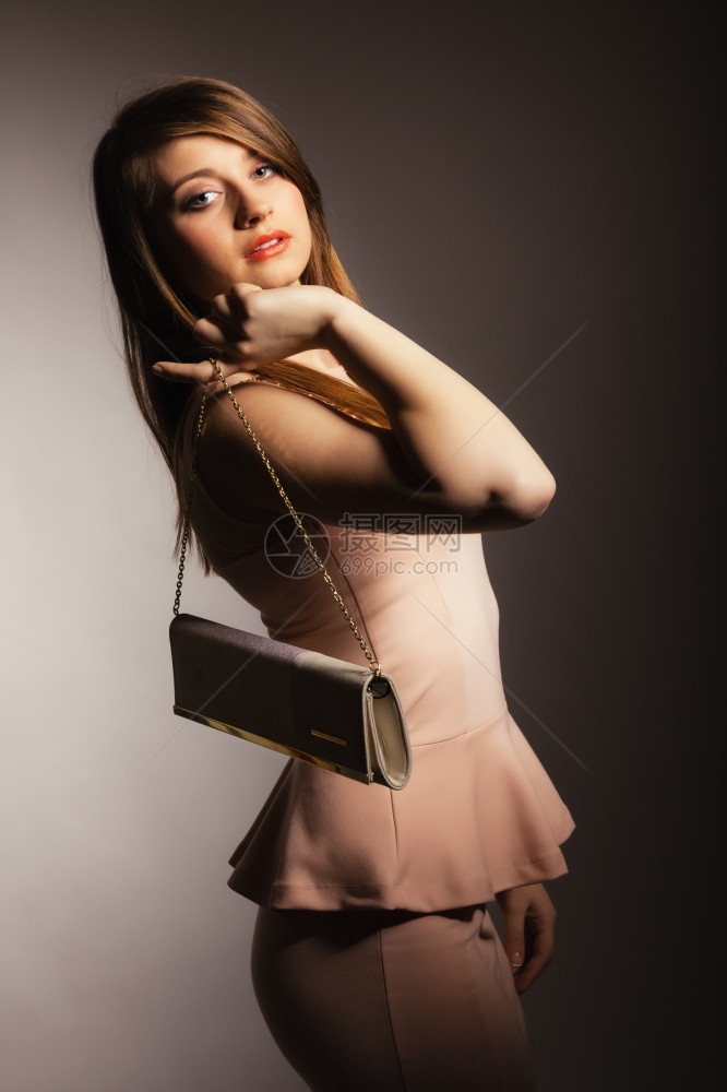 女优雅的神有吸引力的年轻女孩肖像穿着灰色的优雅手袋包奢侈品饰图片