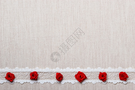 情人节婚礼请柬或贺卡红装饰的丝绸玫瑰花面纱布底带边框背景图片