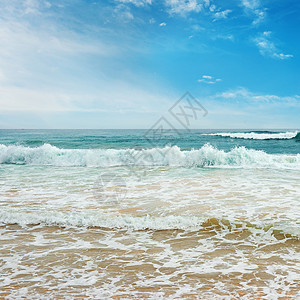 海洋波浪和蓝天空图片