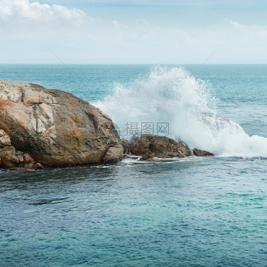 海洋中的岩石和巨浪图片