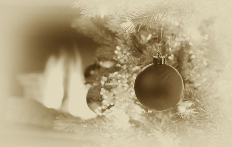 在圣诞节树上挂圣诞装饰品的谷粒图片